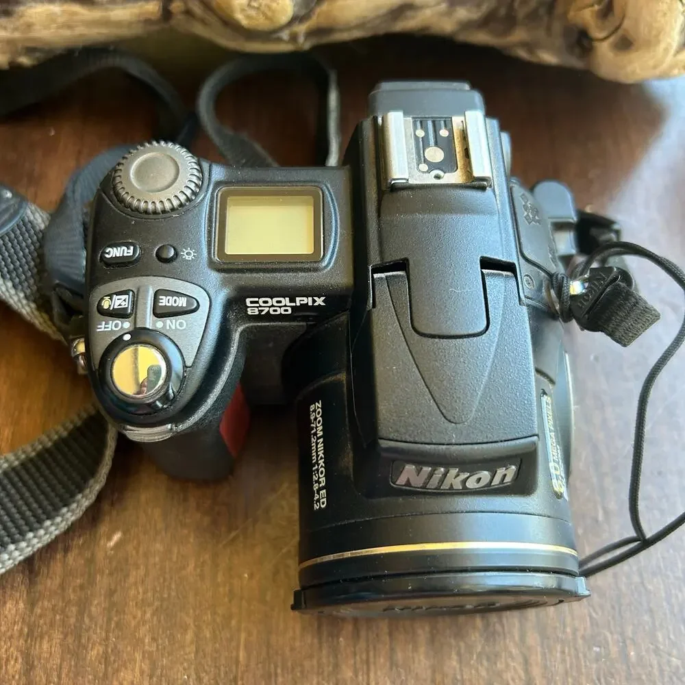 Nikon Coolpix 8700 8.0MP Digital Camera Battery & SD card